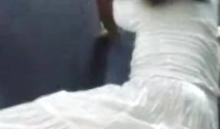 Sexy Brünette Babe aktuelle porn in Dessous und Strümpfen spielt ihre Muschi