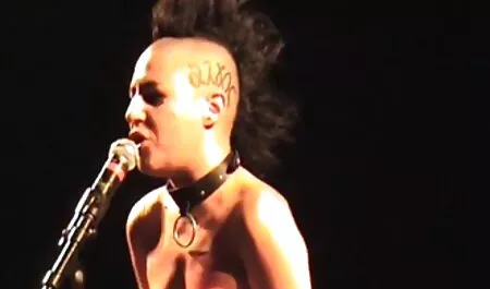 Schöne Brünette neckt & Schläge für eine neue pornoseiten Gesichtsbehandlung