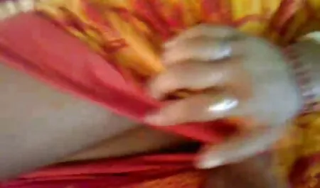 Geiles Casino-Mädchen saugt am Spieltisch pornos neu