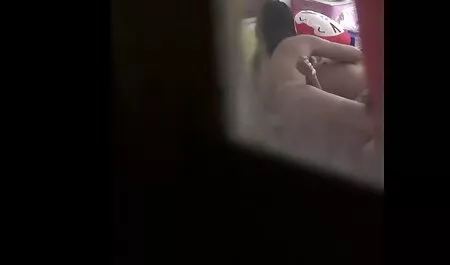 Teen Hottie aktuelle pornodarstellerinnen Sara Luvv fickt ihre Muschi tief