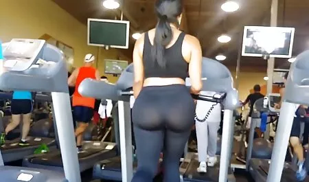 Brünette pornoneu schlägt Boxsack und wird dann auf der Couch gefickt