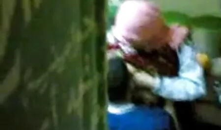 Die vollbusige neue swinger pornos geile MILF schlug auf die Motorhaube des Autos